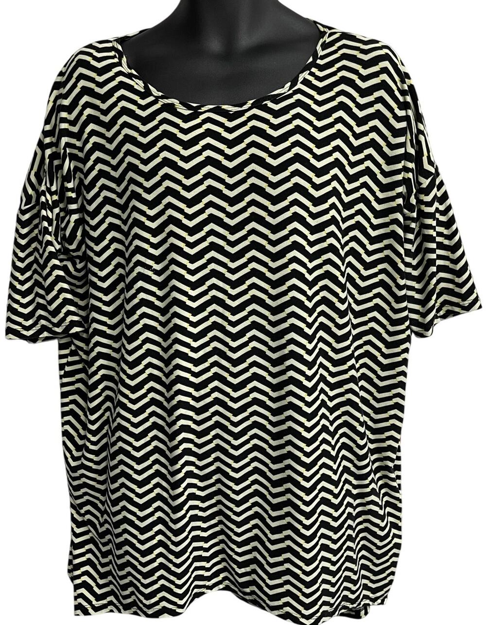 LuLaRoe Tunic Top Women Size L Yellow Chevron Print Scoop Neck Short Sleeves
